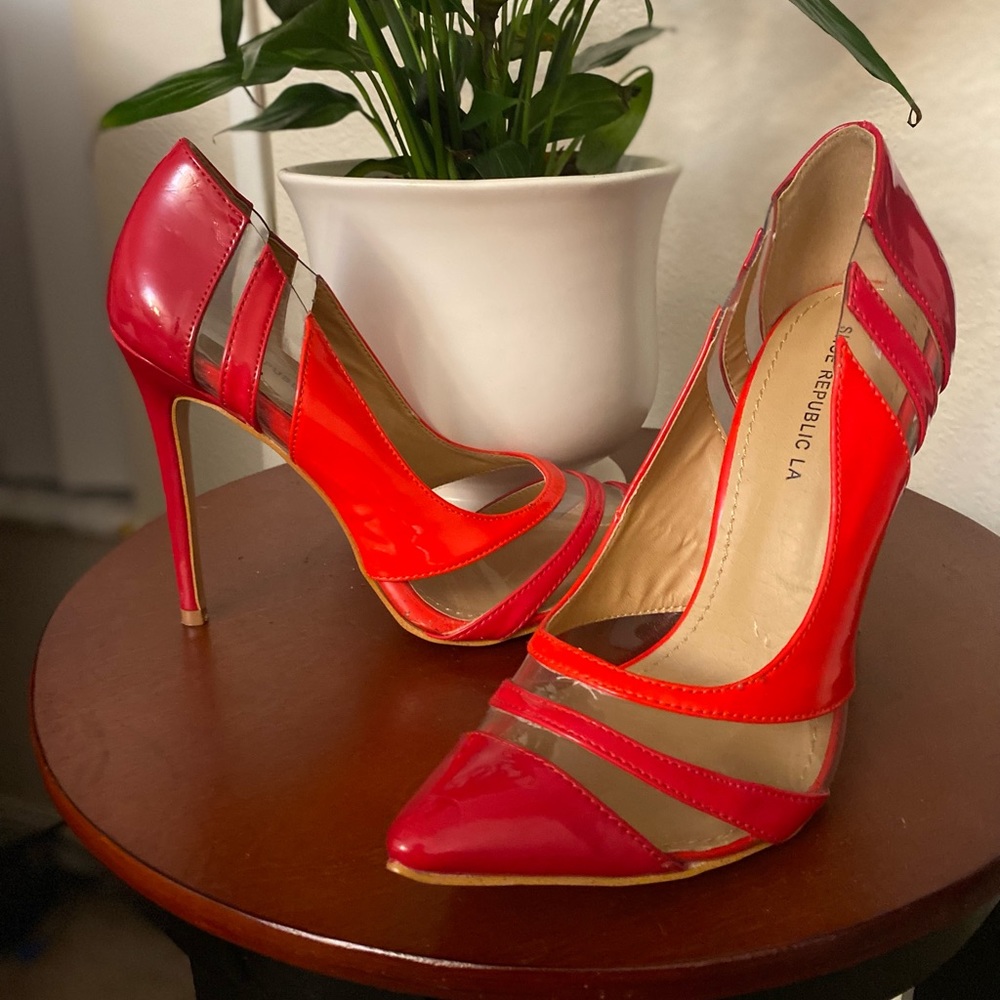 Chic red pumps! Size 9, true to size.